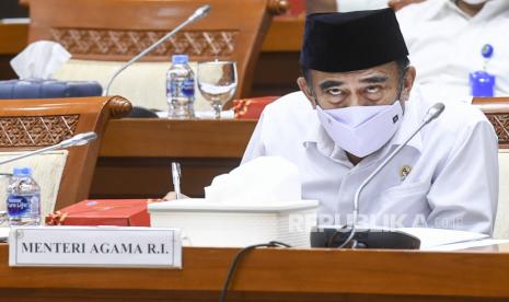 Menteri Agama Fachrul Razi mengikuti rapat kerja dengan Komisi VIII DPR  di kompleks Parlemen, Senayan, Jakarta, Senin (23/11). Pemerintah menyiapkan anggaran Rp 5,8 triliun yang diambil dari bagian anggaran bendahara umum negara (BA BUN) tahun 2020 untuk membantu sekolah dan instansi pendidikan keagamaan. Melalui Kementerian Keagamaan, bantuan ini diberikan kepada murid, guru, tenaga operasional di sekolah, hingga dosen perguruan tinggi keagamaan yang selama ini ikut terdampak pandemi Covid-19.