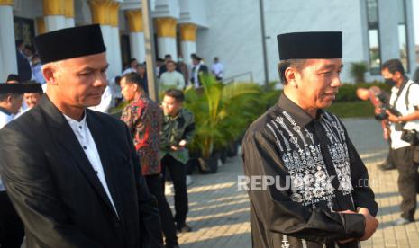 Presiden Joko Widodo bersama Gubernur Jawa Tengah Ganjar Pranowo menjawab pertanyaan wartawan usai menunaikan Shalat Idul Fitri di Masjid Raya Sheikh Zayed, Surakarta, Jawa Tengah, Sabtu (22/4/2023). Pada tahun ini umat Muslim merayakan Idul Fitri 1444H pada hari  yang berbeda, yakni Jumat (21/4/2023) dan Sabtu (22/4/2023).