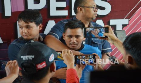 Pegi Setiawan dihadirkan saat konferesi pers di Mapolda Jabar, Ahad (26/5/2024). Usai acara rilis, kepada wartawan Pegi membantah telah melakukan pembunuhan terhadap sejoli tersebut.