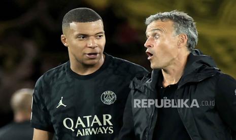 Pelatih Paris Saint-Germanin (PSG) Luis Enrique (kanan) dan pemain bintangnya, Kylian Mbappe.