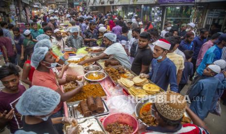  Muslim Bangladesh membeli makanan untuk berbuka puasa selama bulan suci Ramadhan di pasar makanan tradisional di Chalk bazar di Dhaka, Bangladesh, 04 April 2022. Muslim di seluruh dunia merayakan bulan suci Ramadhan dengan berdoa pada malam hari dan menahan diri dari makan, minum, dan hubungan seksual selama periode antara matahari terbit dan terbenam. Ramadhan adalah bulan kesembilan dalam kalender Islam dan diyakini bahwa turunnya ayat pertama dalam Alquran adalah selama 10 malam terakhirnya. Bangladesh Klaim tidak Ada Krisis Kebutuhan Pokok Selama Ramadhan 2023