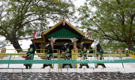 Wanita Aceh berbusana adat membawa air dan bunga saat berziarah dalam rangka memperingati Hari Pahlawan di situs sejarah Makam Pahlawan Nasional Laksamana Malahati, perbukitan desa Lamreh, Kecamatan Masjid Raya, kabupaten Aceh Besar, Aceh, Senin (9/11/2020). Laksamana Malahayati, seorang wanita Aceh yang memiliki sekitar 2.000 pasukan Inong Bale (wanita janda) dan sejumlah armada kapal perang yang berjuang mengusir Belanda pada masa Kesultanan Aceh Darussalam (1585-1604) itu ditetapkan sebagai pahlawan nasional oleh presiden Joko Widodo pada 6 November 2017. 