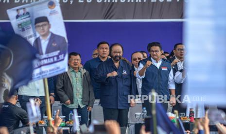 Calon Presiden nomor urut 1 Anies Baswedan (kanan) bersma Ketua Umum Partai Nasdem Surya Paloh (tengah) dan mantan Wapres Jusuf Kalla mengikuti kampanye akbar Partai Nasdem di Lapangan Tegallega, Bandung, Jawa Barat, Ahad (28/1/2024). Dalam kampanye akbar di Kota Bandung tersebut, Anies Baswedan juga bersilaturahim dengan tokoh agama dan budayawan Bandung. 