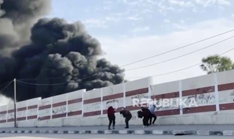 Gambar yang diambil dari video ITV News ini menunjukkan sekelompok lima pria mencoba berlindung saat berjalan di jalan sebelah barat kota selatan Khan Younis di Gaza. 