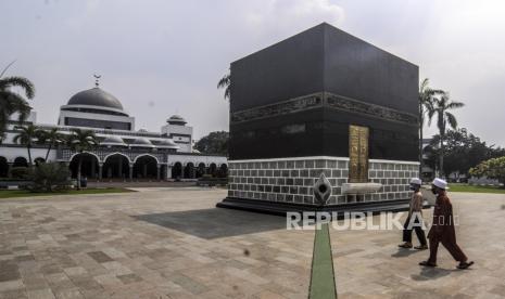 FKAPHI Dukung Bayi Baru Lahir Bisa Didaftarkan Haji. Foto: Anak-anak melintasi area tempat latihan manasik Haji di Asrama Haji Pondok Gede, Jakarta, Jumat (26/6). Asrama Haji Pondok Gede tidak menyelenggarakan kegiatan karantina dan pembekalan sebelum berangkat ibadah ke tanah suci tahun ini karena pemerintah Indonesia membatalkan seluruh pemberangkatan haji akibat pandemi virus Corona. Republika/Putra M. Akbar