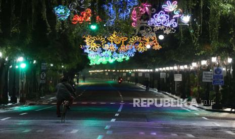 Warga bersepeda di Jalan Tunjungan yang ditutup, di Surabaya, Jawa Timur, Jumat (22/1/2021). Polrestabes Surabaya memberlakukan penutupan Jalan Tunjungan dan Raya Darmo pada tanggal 22 dan 23 Januari 2021 di jam tertentu untuk menciptakan Kawasan Tertib Jaga Jarak Fisik (physical distancing) di masa Pemberlakuan Pembatasan Kegiatan Masyarakat (PPKM) sebagai upaya untuk mencegah penularan COVID-19.