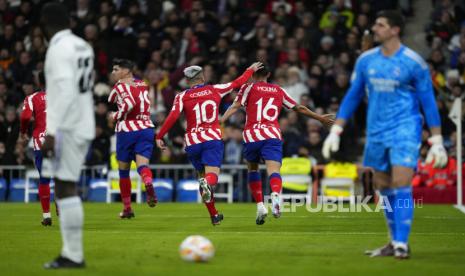  Para pemain Atletico Madrid merayakan setelah rekan setimnya Alvaro Morata mencetak gol pembuka pada pertandingan sepak bola perempat final Copa del Rey Spanyol antara Real Madrid dan Atletico Madrid di stadion Santiago Bernabeu di Madrid,   Jumat (27/1/2023) dini hari WIB. 