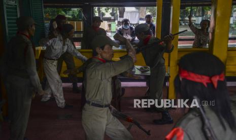 Pengunjung melihat diorama G30S/PKI di Monumen Pancasila Sakti, Lubang Buaya, Jakarta, Selasa (28/9). Pembersihan monumen dan latihan upacara tersebut diselenggarakan dalam rangka persiapan jelang peringatan Hari Kesaktian Pancasila yang akan diselenggarakan pada Jumat (1/10). Republika/Putra M. Akbar