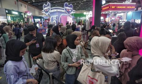 Pengunjung memadati salah satu stand produk kecantikan dalam event Jakarta X Beauty (ilustrasi). Ada beberapa rekomendasi wisata di Jakarta pada akhir pekan ini.