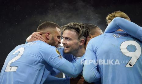 Jack Grealish dari Manchester City (tengah) selebrasi bersama rekan satu timnya setelah mencetak gol timnya selama pertandingan sepak bola Liga Premier Inggris antara Manchester City dan Tottenham Hotspur di stadion Etihad di Manchester, Inggris, Ahad (3/12/2023)malam WIB.