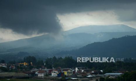 Awan mendung menyelimuti KBU (Kawasan Bandung Utara), di Lembang, Kabupaten Bandung Barat.  BMKG menyatakan suhu udara dingin merupakan fenomena alamiah yang umum terjadi pada bulan-bulan puncak musim kemarau, yaitu pada Juli-September. 