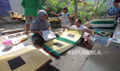 Pekerja UMKM menyablon sajadah di industri rumahan pembuatan sablon sajadah, kawasan Kebon Melati, Jakarta, Rabu (1/9).