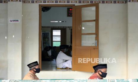 Umat muslim menjalankan ibadah shalat Iedul Adha di Masjid Jami Maulana Maghribi, Parangtritis, Bantul, Yogyakarta, Jumat (31/7). Warga Parangtritis kini menjalankan ibadah shalat Ied dari masjid desa setempat imbas pandemi Covid-19. Biasanya mereka menjalankan shalat Ied di gumuk bpasir Parangkusumo.