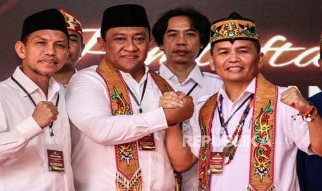 Pasangan bakal calon Gubernur Kalimantan Tengah Agustiar Sabran (kanan) dan bakal calon Wakil Gubernur Kalimantan Tengah Edy Pratowo (kedua kiri) berjabat tangan didampingi ketua DPD Partai Gerindra Kalteng Iwan Kurniawan (kiri) usai konferensi pers di Kantor KPU Kalimantan Tengah, Palangka Raya, Kamis (29/8/2024). Pasangan Agustiar Sabran-Edy Pratowo resmi mendaftarkan diri sebagai peserta Pilgub Kalteng 2024 dengan diusung Partai Gerindra, PAN, PKS, PKN, dan PSI. 