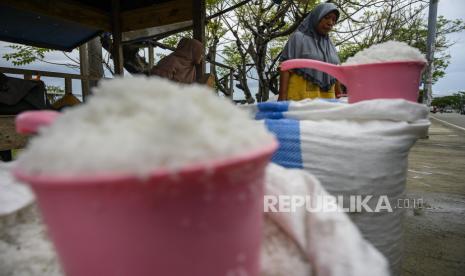 Seorang pengecer garam konsumsi menunggui pembeli.