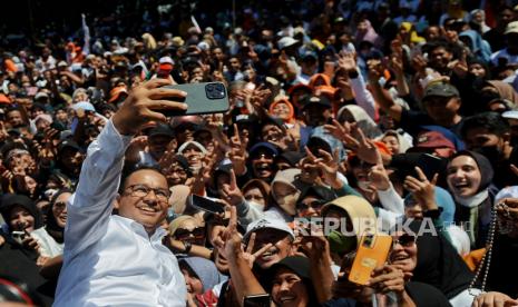 Capres nomor urut 1 Anies Baswedan berswafoto dengan pendukungnya saat melakukan kampanye akbar di Kota Ternate, Maluku Utara, Jumat (26/1/2024). Dalam kampanyenya, Anies Baswedan mengajak para pendukungnya untuk menggunakan hak suaranya dengan memilih pasangan calon presiden dan wakil presiden nomor urut 1 Anies Baswedan dan Muhaimin Iskandar pada 14 Februari mendatang serta menargetkan kemenangan di Maluku Utara pada Pilpres 2024.