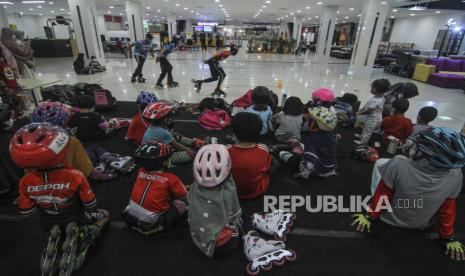 Sejumlah anak memperhatikan pelatih cara bermain sepatu roda saat mengikuti latihan di Dmall, Depok, Jawa Barat, Rabu (16/6/2021). Persatuan Olahraga Sepatu Roda Seluruh Indonesia (Porserosi) Kota Depok tersebut pada tiap hari Rabu melatih anak-anak bermain sepatu roda guna meningkatkan kemampuan juga mempersiapkan atlet mengikuti lomba sewaktu-waktu ada kejuaraan. 