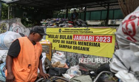 Petugas memisahkan sampah di tempat pembuangan sampah sementara di Gondomanan, Yogyakarta. Pemerintah Kota Yogyakarta mengeluarkan surat edaran Wali Kota Yogyakarta tentang Gerakan Zero Sampah Anorganik dan menghimbau masyarakat untuk mengelola sampah anorganik secara mandiri atau melalui bank sampah mulai Januari 2023. 