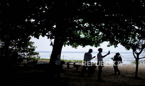 Pelajar beraktivitas di Pulau Tidung Kecil usai menanam bibit pohon mangrove di Pulau Tidung Kecil, Kepulauan Seribu, Jakarta.  Kepulauan Seribu terus didorong untuk pengembangan Kawasan Ekonomi Khusus (KEK) dengan melibatkan berbagai pihak. Ketua Umum Himpunan Pengusaha Muda Indonesia (BPC HIPMI) Kepulauan Seribu, Rangga Derana Niode mengatakan ini menjadi salah satu yang fokus HIPMI, terutama dalam program pariwisata dan logistik pendukung proyek strategis nasional tersebut.