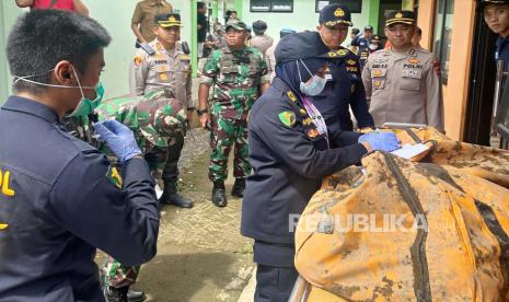 Dana (42 tahun) korban hilang saat peristiwa longsor di Desa Cipondoh, Kecamatan Kasomalang, Kabupaten Subang ditemukan tewas tertimbun, Senin (8/1/2024). Total korban tewas akibat peristiwa longsor tersebut dua orang yaitu Oom dan Dana.  