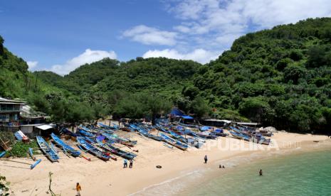 Pasir putih di Pantai Gesing, Panggang, Gunungkidul, Yogyakarta.