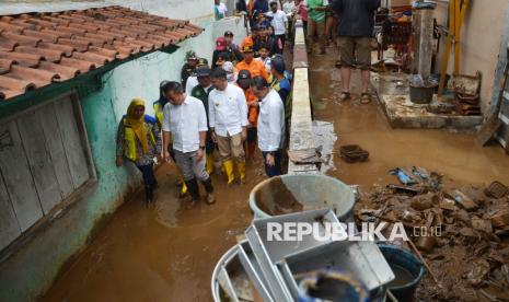 Pj Gubernur Jabar Bey Machmudin meninjau lokasi banjir bandang di Desa Banjaran Wetan, Kecamatan Banjaran, Kabupaten Bandung, Rabu (6/11/2024). Banjir bandang disebabkan meluapnya Sungai Citalugtug, Selasa (5/11/2024). Peristiwa tersebut mengakibatkan sedikitnya 500 KK terdampak dan puluhan rumah mengalami kerusakan.