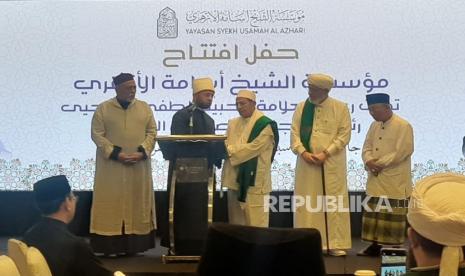  Salah seorang ulama besar dari Al-Azhar sekaligus Penasihat Presiden Mesir, Syekh Usamah Sayyid Al-Azhari meresmikan Yayasan Syekh Usamah Al Azhari di Hotel Pullman Jakarta, Sabtu (2/9/2023). Peresmian yayasan ini juga dihadiri Ketua Forum Sufi Dunia sekaligus pembina yayasan, Habib Luthfi bin Yahya.