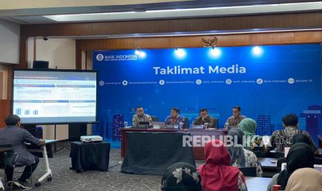 Direktur Departemen Kebijakan Ekonomi & Moneter BI Juli Budi Winantya (paling kanan), Kepala Departemen Komunikasi BI Erwin Haryono (kanan kedua), Kepala Departemen Kebijakan Makroprudensial Bank Indonesia, Solikin M. Juhro (kiri kedua), dan Kepala Departemen Pengembangan Pasar Keuangan (DPPK) BI Donny Hutabarat (paling kiri) dalam agenda Taklimat Media di Kompleks BI, Jakarta, Selasa (24/9/2024). 