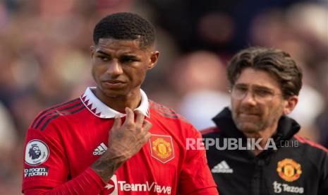 Pemain Manchester United Marcus Rashford meninggalkan lapangan setelah mengalami cedera saat pertandingan sepak bola Liga Inggris antara Manchester United dan Everton di Old Trafford di Manchester, Inggris, Sabtu (8/4/2023).