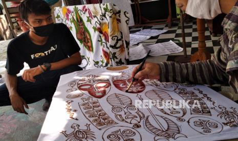 Perajin batik mengerjakan kain jarik. Akibat perilaku seorang mahasiswa Unair, kain jarik dikenal sebagai bentuk penyimpangan perilaku fetish.