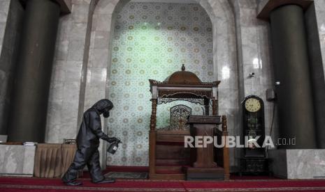 Personel dari Unit Kimia Biologi Radioaktif (KBR) Gegana Brimob Polda Jabar menyemprotkan cairan disinfektan di area mimbar Masjid Raya Bandung, Jalan Dalem Kaum, Kota Bandung, Sabtu (14/3). Penyemprotan cairan disinfektan secara menyeluruh ke ruangan dan fasilitas masjid tersebut bertujuan untuk mencegah sekaligus mengantisipasi penyebaran virus Corona (Covid-19) yang telah ditetapkan sebagai pandemik oleh Organisasi Kesehatan Dunia (WHO). Foto: Abdan Syakura(REPUBLIKA)