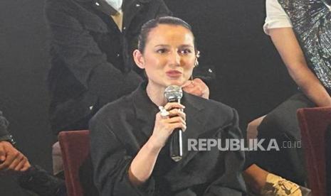 Aktris Julie Estelle. Julie Estelle membagikan padu padan busana saat musim hujan. 