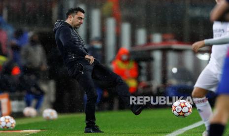  Pelatih Barcelona Xavi Hernandez menendang bola saat pertandingan sepak bola Grup E Liga Champions UEFA antara FC Barcelona dan SL Benfica di Stadion Camp Nou di Barcelona,  Spanyol, Rabu (24/11) dini hari WIB. Barcelona ditahan imbang 0-0 Benfica.