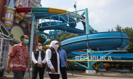 Gubernur Jawa Timur Khofifah Indar Parawansa (kedua kanan) didampingi Wali Kota Surabaya Eri Cahyadi (ketiga kanan) meninjau wahana permainan air di Kenjeran Water Park, Surabaya, Jawa Timur, Ahad (8/5/2022). Gubernur Jawa Timur Khofifah Indar Parawansa meninjau secara langsung seluncuran wahana permainan air yang ambrol pada Sabtu (7/5) dan menyebabkan 16 pengunjungnya luka-luka akibat terjatuh dari ketinggian sekitar 10 meter. 