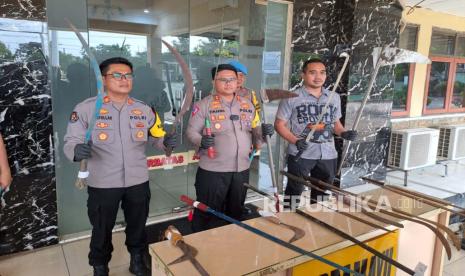 Kapolres Indramayu, AKBP M Fahri Siregar menunjukkan barang bukti senjata tajam 