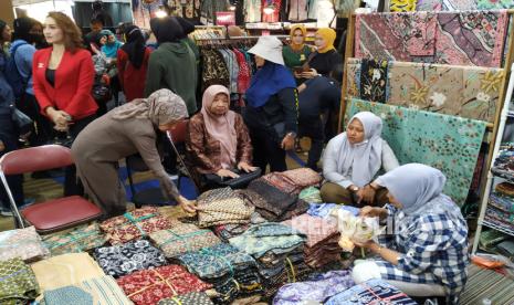 Pengunjung memilih kain batik saat pameran Usaha Mikro Kecil dan Menengah (UMKM).