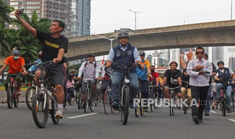 Anies Baswedan (tengah) bersepeda pada Hari Bebas Kendaraan Bermotor (HBKB) di Jalan Jenderal Sudirman, Jakarta, Ahad (16/10/2022). Anies Baswedan bersepeda dari Lebak Bulus hingga Balai Kota untuk menyapa warga pada hari terakhir menjabat sebagai Gubernur DKI Jakarta.