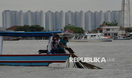 Personil TNI AL bersama warga membongkar pagar laut di Perairan Tanjung Pasir, Kabupaten Tangerang, Banten, Sabtu (18/1/2025). TNI Angkatan Laut bersama dengan nelayan membongkar pagar laut misterius sepanjang 30,16 km di Kabupaten Tangerang, secara manual. Pembongkaran pagar laut dipimpin langsung oleh Komandan Pangkalan Utama AL (Danlantamal) III Jakarta Brigadir Jenderal (Mar) Harry Indarto.