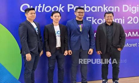 Senior Vice President Technology Amar Bank Kevin Kane, Senior Vice President of Finance Amar Bank David Wirawan, Senior Vice President Retail Banking Amar Bank Abraham Lumban Batu, dan Direktur Ekonomi Digital Celios Nailul Huda dalam paparan kinerja Amar Bank di Jakarta, Rabu (6/3/2024). 