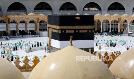 Jamaah haji melakukan Tawaf di sekitar Kabah. Calon Jamaah Haji Eropa, Amerika, dan Australia Keluhkan Portal Baru Pendaftaran Haji