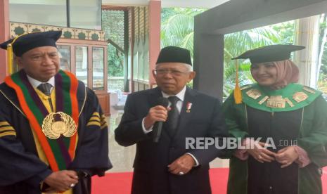 Wakil Presiden Maruf Amin didampingi Menteri Pemuda dan Olahraga Zainudin Amali  dalam keterangan persnya di UIN Jakarta, Rabu (22/2/2023). 