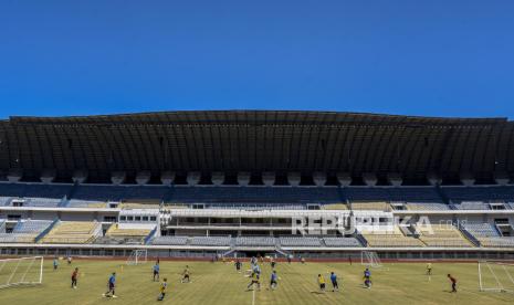 Sejumlah pemain Persib Bandung menjalani sesi latihan di Stadion Gelora Bandung Lautan Api (GBLA), Kota Bandung, Selasa (25/8). Tim Persib Bandung kembali menggelar latihan untuk mengembalikan stamina dan kerja sama tim sebagai persiapan kompetisi Liga 1 Indonesia jika dimulai kembali usai dihentikan sementara akibat pandemi Covid-19. 