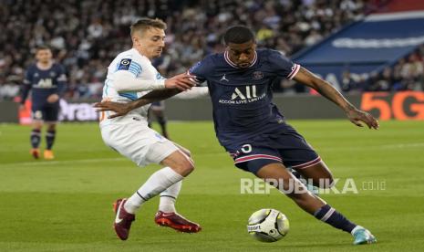 Presnel Kimpembe dari PSG, kanan, berduel memperebutkan bola dengan pemain Marseille William Saliba selama pertandingan sepak bola League One. Paris Saint-Germain akan meraih gelar liga mereka di akhir pertandingan melawan Metz, laga pekan terakhir Ligue 1 musim 2021/2022, dan mereka ingin menyelesaikan musim mereka dengan baik.