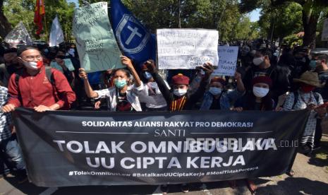 Pengunjuk rasa dari Solidaritas Aliansi Rakyat Pro Demokrasi (SANTI) berunjuk rasa menolak Omnibus Law UU Cipta Kerja di Denpasar, Bali. Polda Bali beserta jajaran Polresta Denpasar sedang menyelidiki terkait beredar-nya brosur bertuliskan 