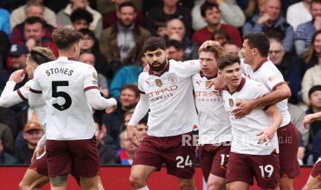 Pemain Manchester City melakukan selebrasi seusai Kevin De Bruyne mencetak gol ke gawang Crystal Palace pada pertandingan sepak bola Liga Premier Inggris di London, Sabtu (6/4/2024).