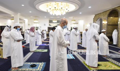   Fase Ketiga, Lebih Banyak Masjid Dibuka di Qatar. Foto: Jamaah  melakukan sholat pagi pertama mereka di sebuah masjid setelah dibuka kembali di Doha, Qatar, 15 Juni 2020. Qatar pada 15 Juni membuka kembali masjid-masjid setelah tiga bulan penutupan sebagai bagian dari upaya untuk memperlambat penyebaran pandemi virus coronavirus dan COVID-19.