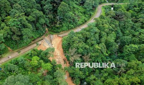 Foto udara kondisi jalan yang terputus akibat longsor di Sobang, Kabupaten Lebak, Banten, Jumat (6/12/2024). Ruas jalan Cipanas - Citorek yang merupakan jalan provinsi tersebut longsor karena tingginya intensitas hujan pada Kamis (5/12) sehingga akses jalan tersebut terputus. 