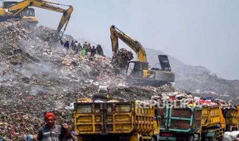 Sejumlah pemulung mencari sampah bernilai jual di antara kepulan asap akibat kemunculan titik api di Tempat Pembuangan Akhir (TPA) Jatiwaringin, Tangerang, Banten, Senin (25/9/2023). Sejumlah titik api masih muncul pascakebakaran TPA Jatiwaringin yang terjadi sejak pertengahan Agustus lalu, dan diduga karena gas metana terbakar akibat suhu panas musim kemarau. 