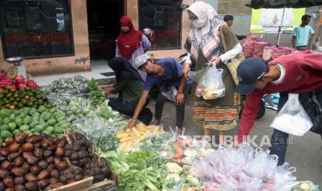  Orang-orang berbelanja sayuran di pasar tradisional di Bogor. Daya beli masyarakat kelas menengah semakin melemah.