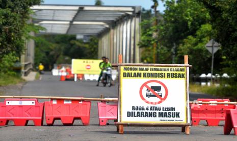 Rambu peringatan penutupan jembatan bagi kendaraan roda empat dipasang di jembatan yang mengalami kerusakan. (Ilustrasi)